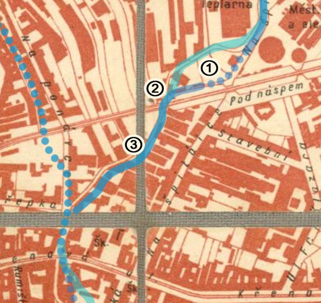 Do roku 1936 se území Dolního Cejlu zaplnilo fabrikami po obou březích náhonu. Ten ovšem stále protékal po povrchu a severněji oproti dnešnímu toku skrze teplárnu vybudovanou v roce 1929. Kratší tunel označený v mapce jako ② patrně také ještě neexistoval.