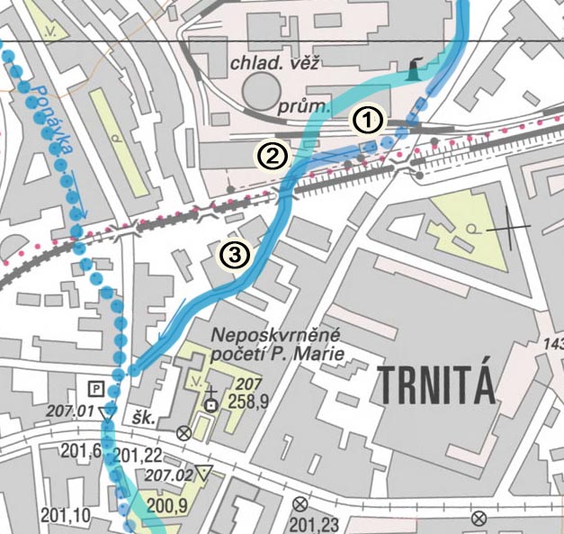 Do tunelů se náhon dostal až po roce 1959 s rekonstrukcí teplárny. jeho tok byl současně přimknut blíže k železniční trati a v areálu Mosilany (označeném jako ③) byl překlenut dalšími třemi mosty. Podél ulice Vlhké (vlevo) je vyznačen někdejší podzemní tok Ponávky, dnes změněn na kanalizační stoku.