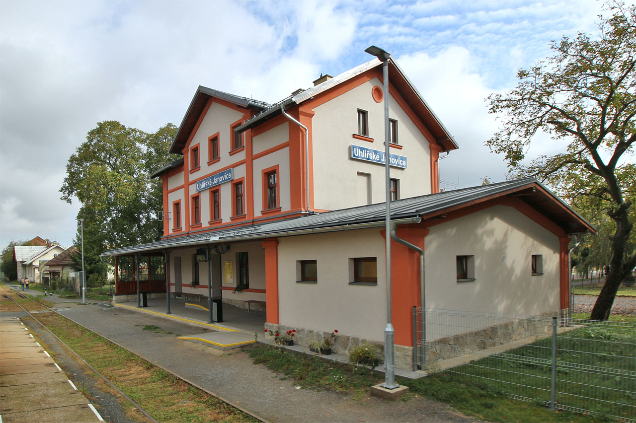 Výpravní budova železniční stanice Uhlířské Janovice po rekonstrukci provedené mezi léty 2018 a 2019.