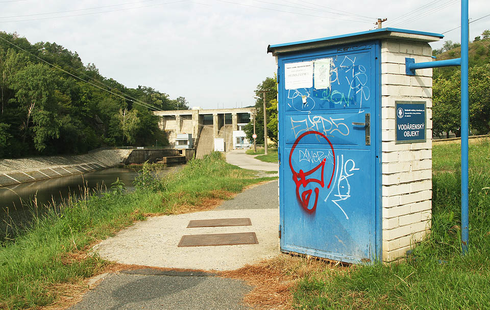 Na místě, kudy měl podle plánu z roku 1929 vést vodovod z přehradní hráze k úpravně vody, dnes cedule skutečně avizuje vodárenský objekt. Ve skutečnosti jde ale pouze o malou kanalizační čerpací stanici.