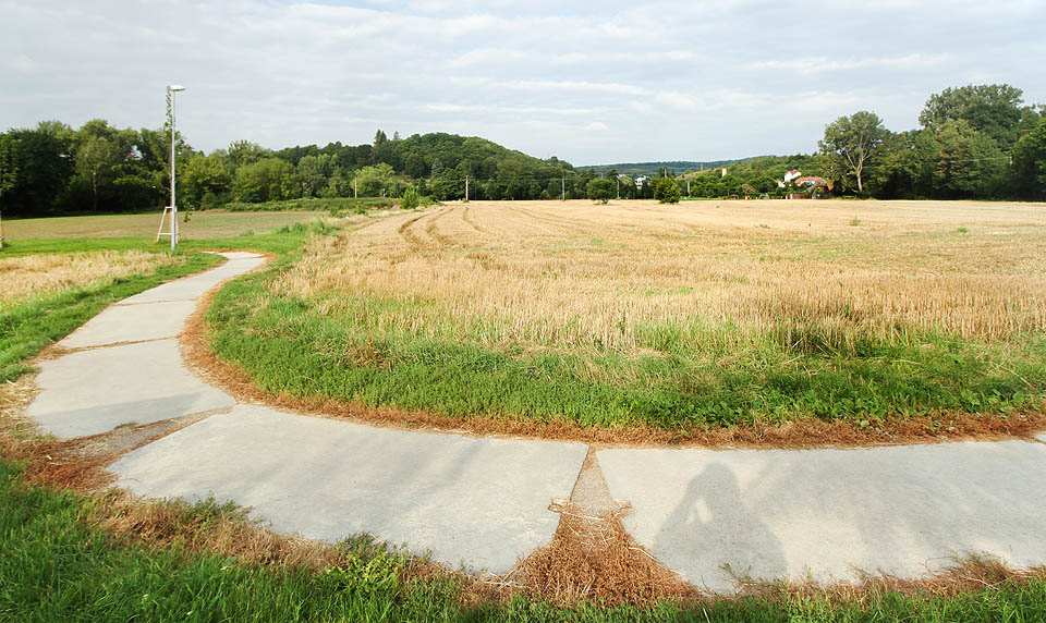 Na tomto strništi měl stát jeden z nejvýznamnějších vodojemů v Brně společně s čerpací stanicí, která by mohutnými čerpadly vytláčela vodu až do vzdálených vodojemů na Palackého vrchu.