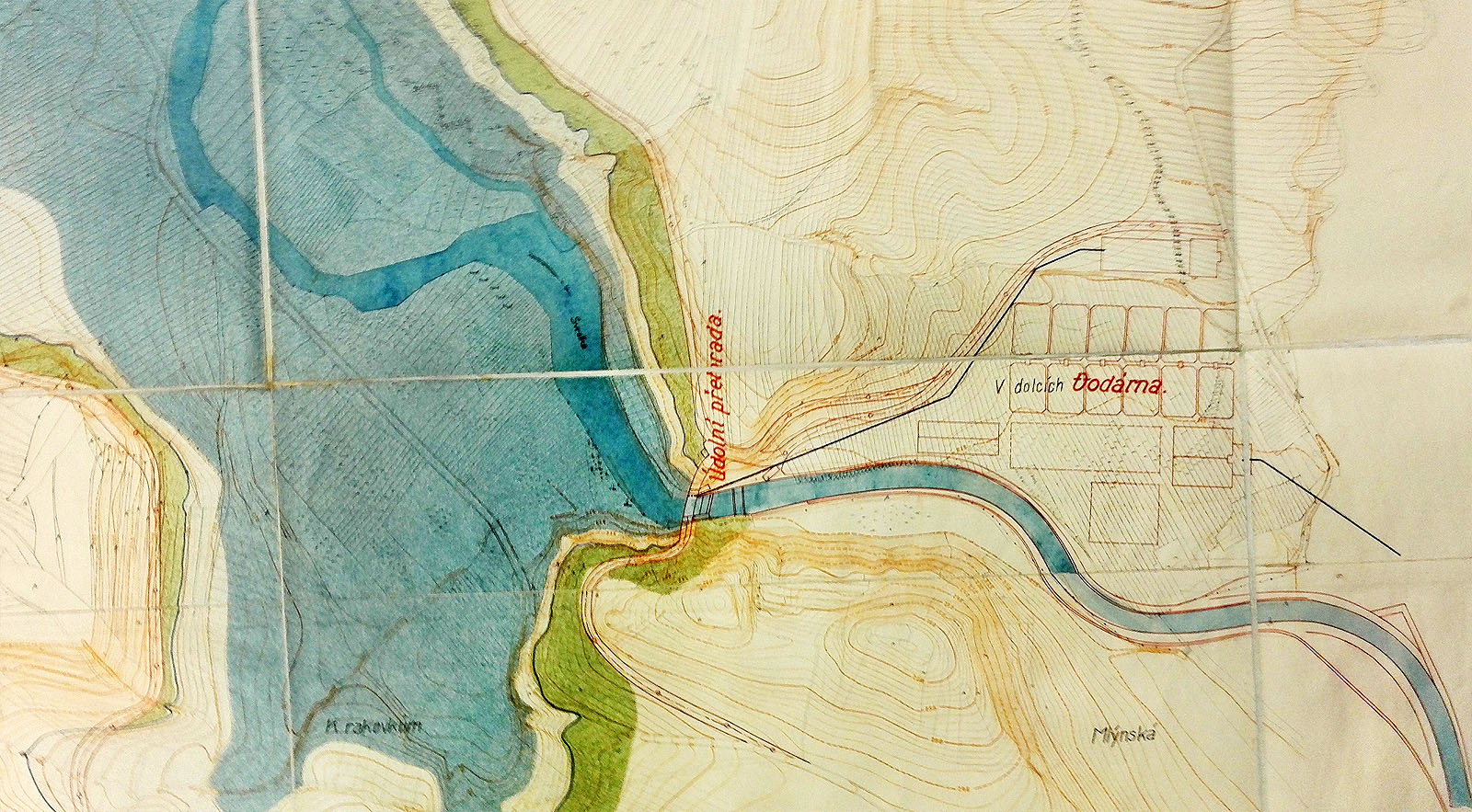 Plán úpravny vody z roku 1929 je cenný z několika důvodů. Jednak je na něm dobře patrné rozvržení staveb úpravny, současně však také vedení vodovodu, který měl spojovat přehradní hráz s budovou míchacích nádrží a hrubocezy, jakož i vodovod odvádějící pitnou vodu dále do města. Naznačená hladina přehradního jezera zase ukazuje, že podle představ z roku 1929 měla být hráz pravděpodobně nižší. Černě vyznačená břehová čára maximálního naplnění přehrady totiž přibližně odpovídá dnešnímu provoznímu stavu.