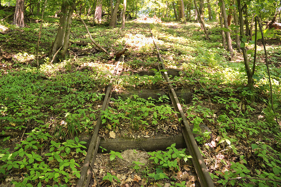 Kolej měla původně rozchod zřejmě 760 mm, postupnými deformacemi se ale místy i o několik desítek mm od původního rozměru liší.