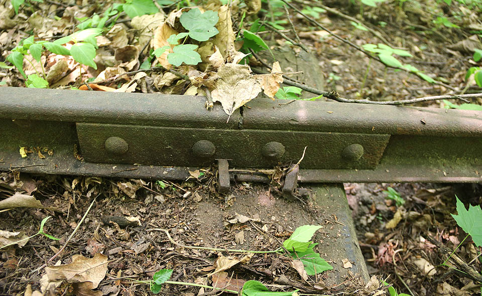 Kolejnice byly spojnicemi snýtovány, k pražcům pak byly přichyceny typickými hřeby.