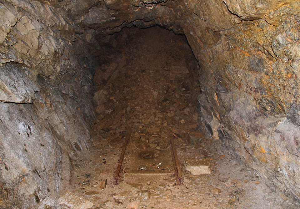 Štola Mařka, kterou procházela úzkokolejka v letech 1944-1945. Více je o ní v <a href=/Tema/Tunely%20do%20lomu%20v%20Bohd%C3%ADkov%C4%9B>tomto článku</a>.