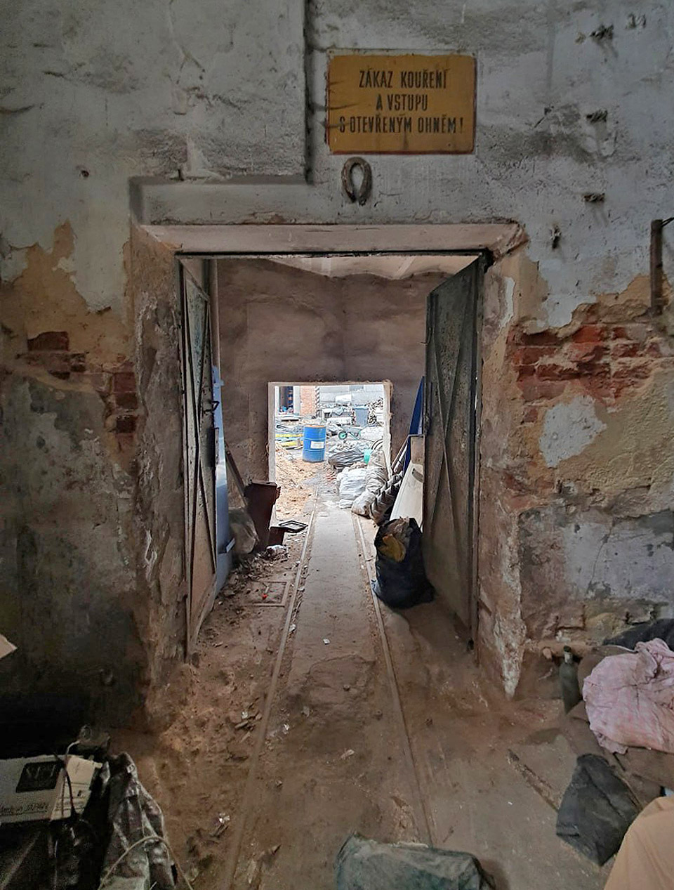 Pohled z hlavní budovy východním směrem k náhonu řeky Svitavy.