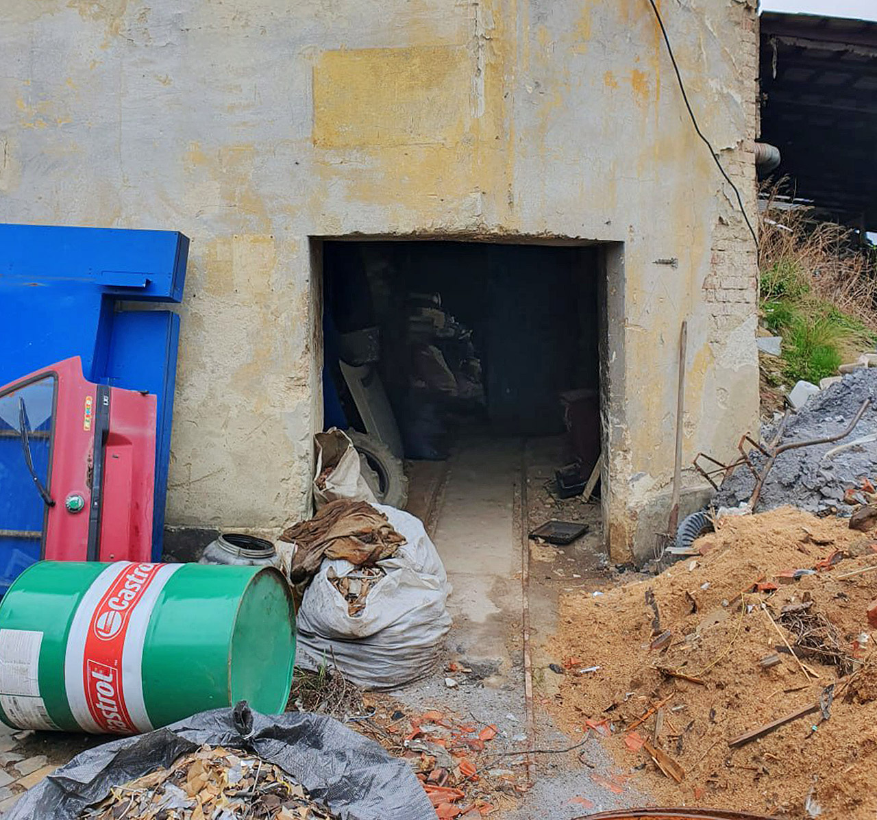 Pohled na totéž místo od západu - tedy do útrob největší budovy areálu továrny Biola.