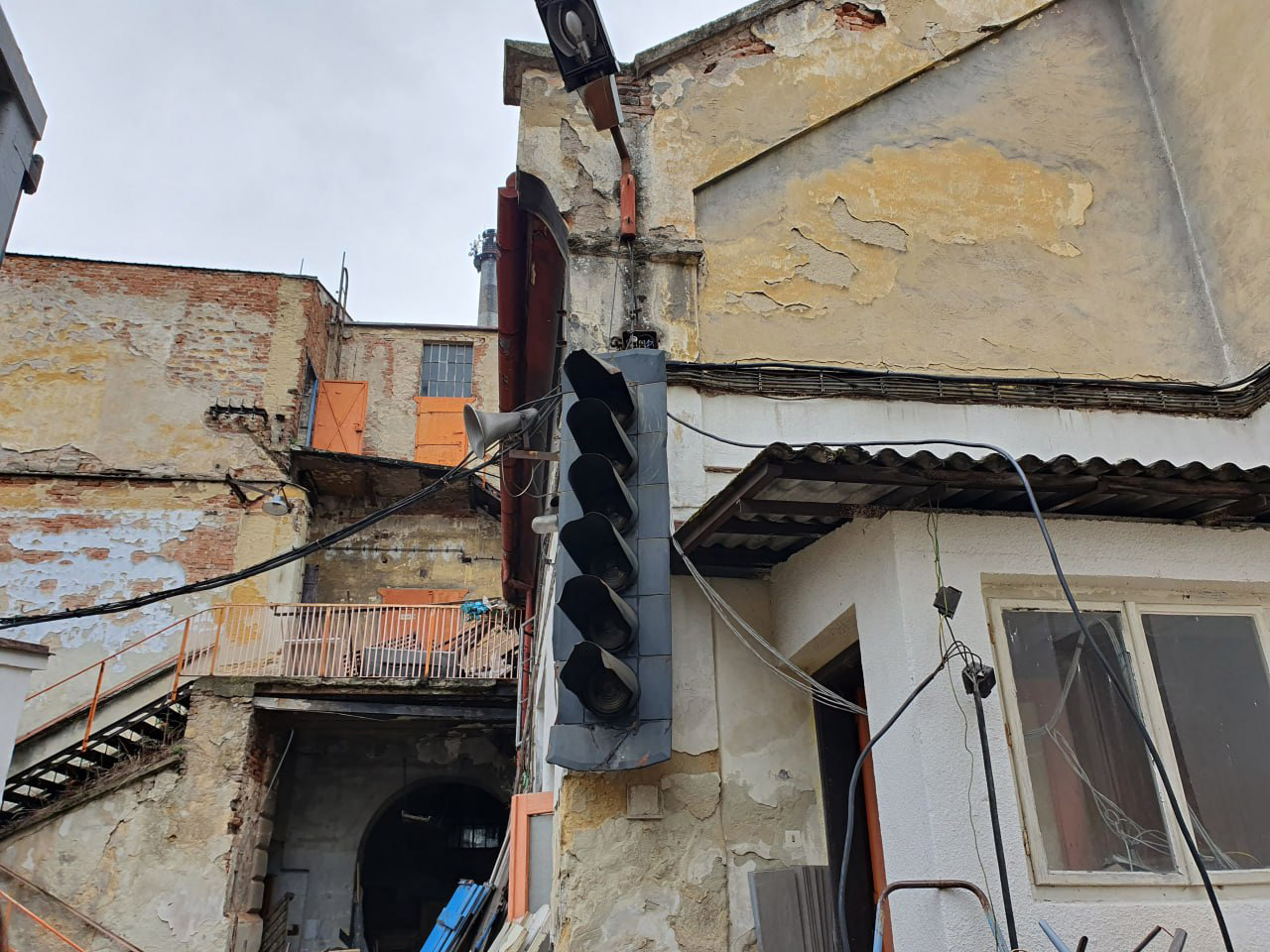 Nebo návěstidlo AŽD. Snad jednou bude sloužit obnovenému provozu na úzkokolejce…