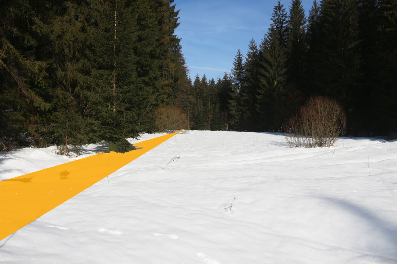 Přesná trasa úzkokolejky je v současnosti již jen stěží vystopovatelná. A pod sněhem obzvláště. Pravděpodobné trasování po východním okraji lesa pod osadou Půlgrúň naznačuje mírná teréní vyvýšenina, snad násep zaniklé úzkorozchodky. 