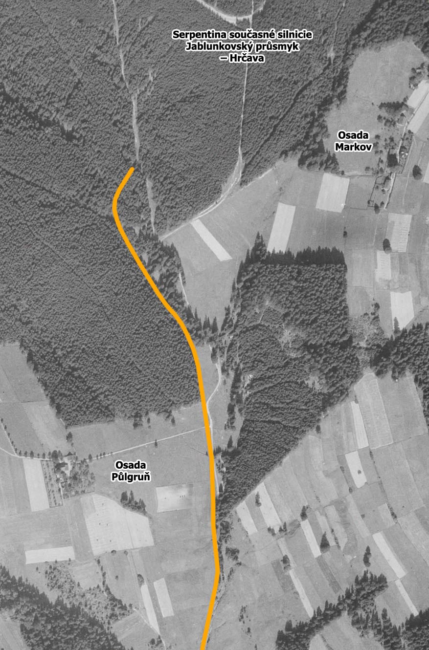 Na leteckém snímku české části úzkokolejky z roku 1959 lze vysledovat lesní cesty, které (díky pozvolným obloukům a výškově vyrovnané poloze) mohly vést po tělese již tehdy zrušené drážky. Na základě těchto pozorování lze odvodit pravděpodobnou, avšak neprokázanou, trasu, kudy vedla kolej podél potoka ke koncovému překladišti.