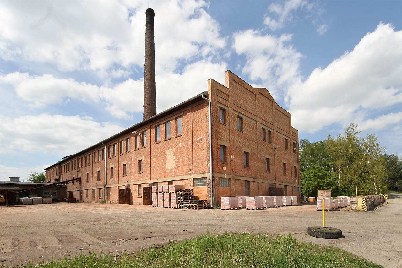 Pár desítek metrů od <a href="/Tema/Polom (žst)">nádraží v Polomi</a> stojí od počátku 20. století místní cihelna.