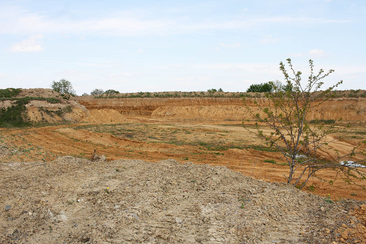 Původní hliník se pomalu posouvá od západu k východu. Vytěžená cihlářská hlína je dnes bytelným základem tisíců severomoravských domů. V současnosti si horníci vystačí bez úzkokolejky, s nákladním autem a otlučeným sovětským buldozerem.