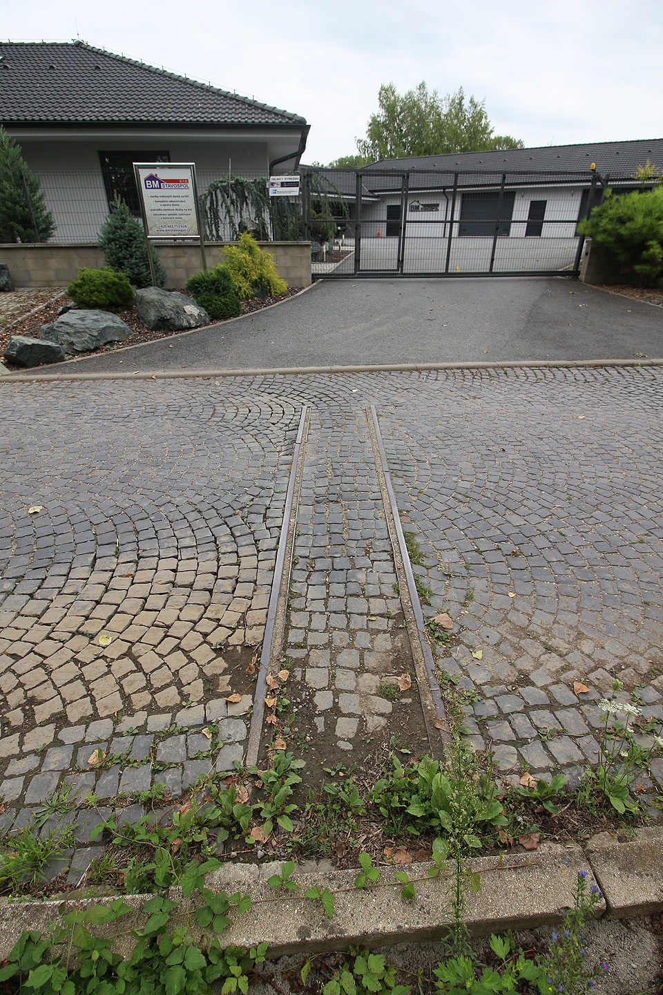 V roce 2023 je součástí dlažby Nádražní ulice ve Ždánicích stále přejezd přes 600 mm úzkou kolej drážky z již neexistující cihelny k již neexistujícímu nádraží.