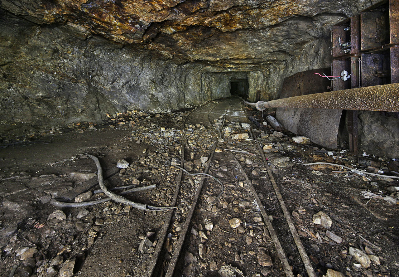Dvojkolejné nádraží nad slepou jámou v 1. patře dolu Hatě u Dolních Borů.