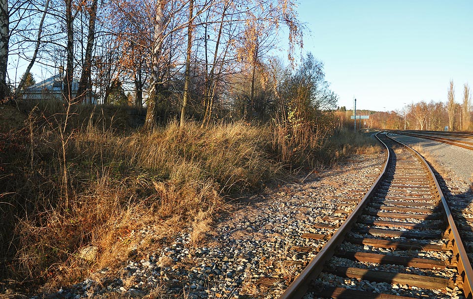 Přibližně v tomto místě odbočovala z kolejiště stanice Hlinsko v Čechách vlečka k překládací rampě úzkokolejné drážky.