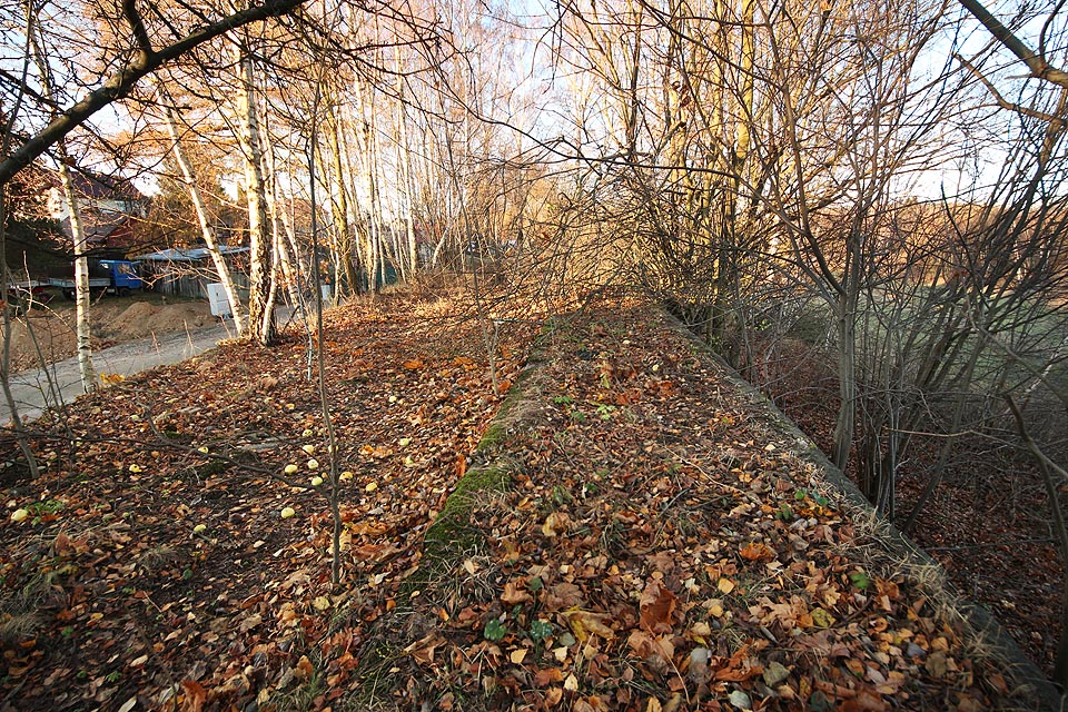 Shora je traa koleje drážky jasně rozpoznatelná. Je také možné, že drážka měla na místě kolejí víc - odpovídala by tomu pláň vlevo od rampy s nižší niveletou, kde se mohly odstavovat vozíky s kamenem.