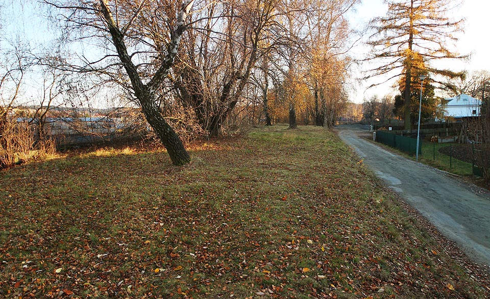 Terénní uspořádání nasvědčuje tomu, že se podél ulice Za Drahou nacházelo malé úzkokolejné nádražíčko.
