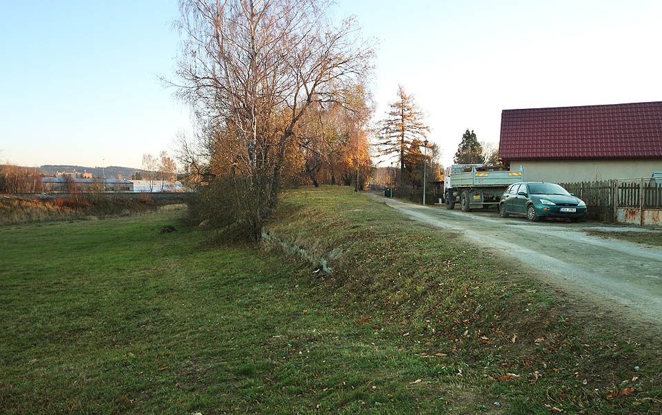 Tudy vycházela úzká kolej od nádraží směrem k lomu. Dnes vede po jejím tělese vozová cesta, prodloužení ulice Za Drahou k rekreačním chatám.