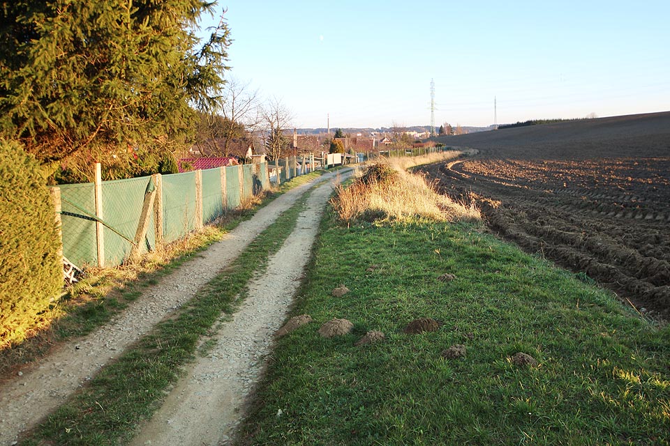 Kolej pod konstantním úhlem křížila vrstevnice, včetně mírného zvlnění. Dnešní cesta zase přesně kopíruje zrušenou kolej a mírně stoupá po úbočí k lomu.
