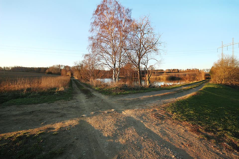 Na břehu rybníka pod Matulovým lomem se nacházel jediný významnější přejezd úzkorozchodky. Dnes jde o křížení dvou polních cest.