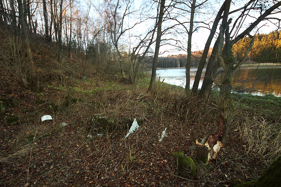 Přibližně na toimto místě končila na břehu rybníka severní větev drážky. Jakým způsobem se sem dopravoval a zde nakládal kámen, se nám již zjistit nepodařilo. Výsypka na levé straně je dnes zarostlá a mrtvá.