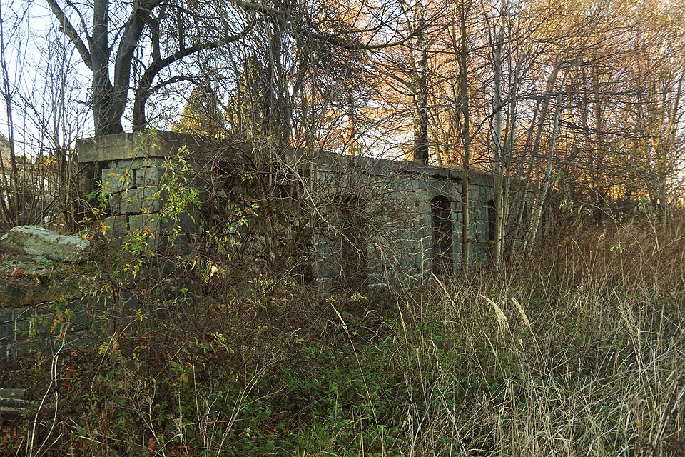 Opodál se rampa zhruba o 2 m zvedla - koleje úzkokolejky vedly po jejím temeni, ve výšce odpovídající vysokostěnným vozům na štěrk a kámen.