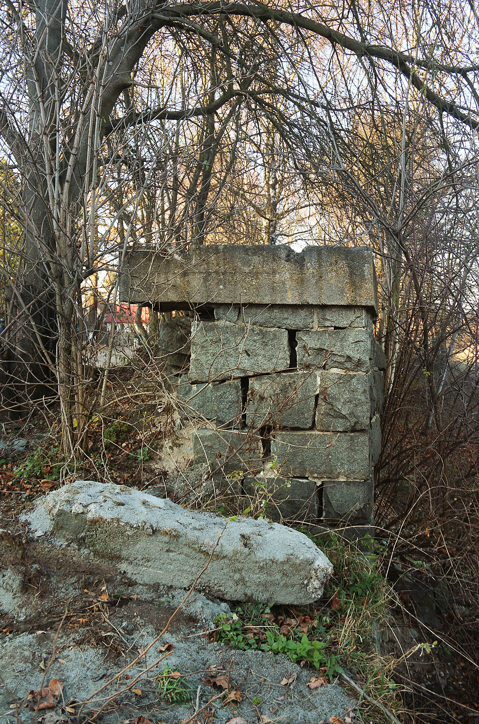 Detailní pohled na stupeň mezi nižší a vyšší úrovní rampy naznačuje, že úzká kolej tu přecházela na mostovou konstrukci, snad dřevěnou, sloužící k vyklápění obsahu vozíků do normálněrozchodných vozů.