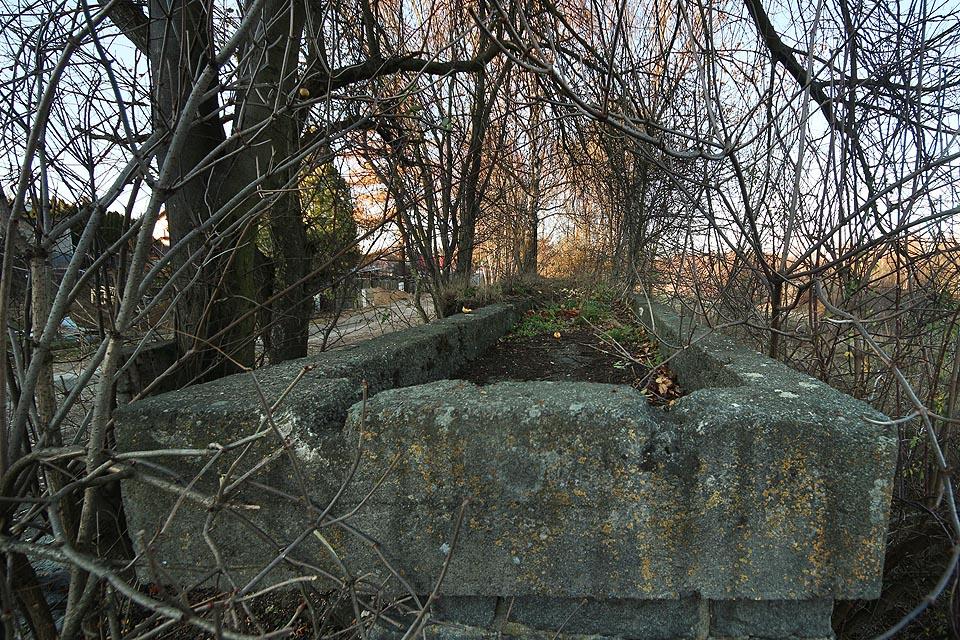Z rozteče dvou žlábků na vyšší rampě, kterými procházely kolejnice, lze snadno odvodit rozchod drážky: 600 mm.
