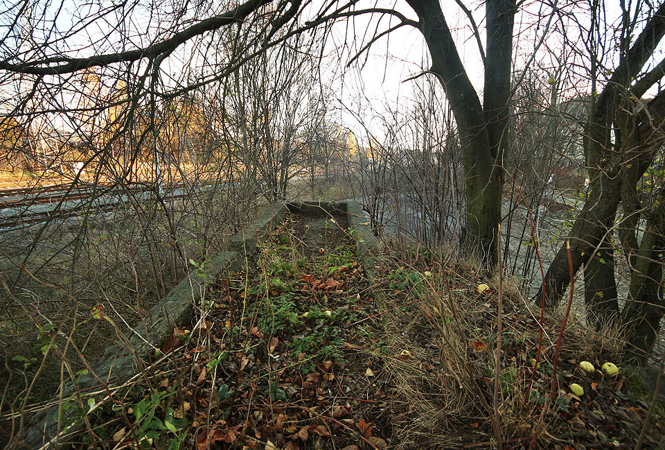 Štěrkové lož drážky bylo na rampě uloženo v jakési betonové vaně. Ta se dnes místo štěrku plní padanými jablky.