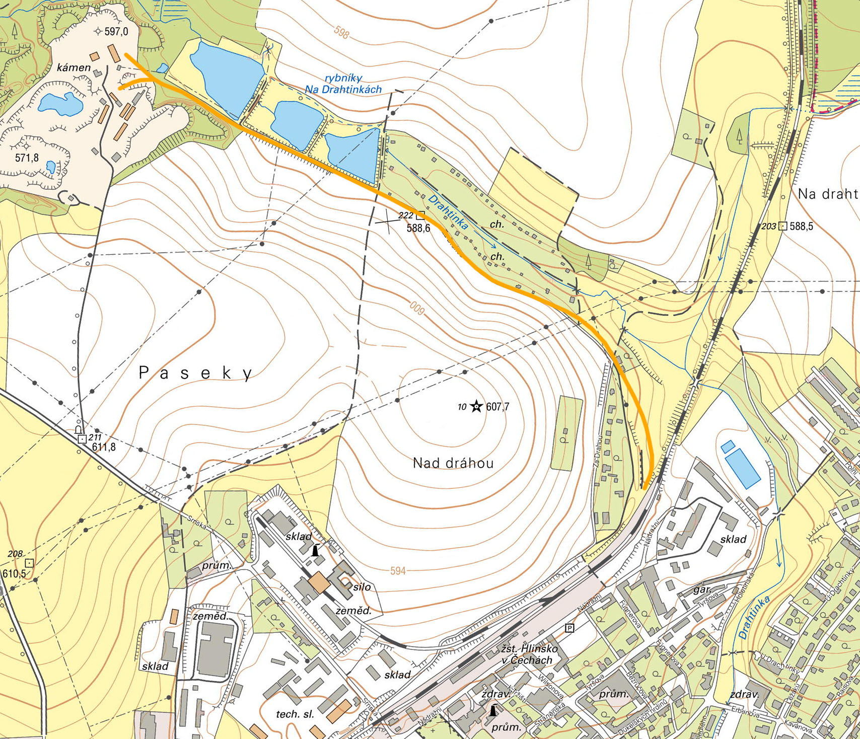 Trasa úzkokolejky podél potoka Drahtínky měla na délku zhruba 1,4 km.
