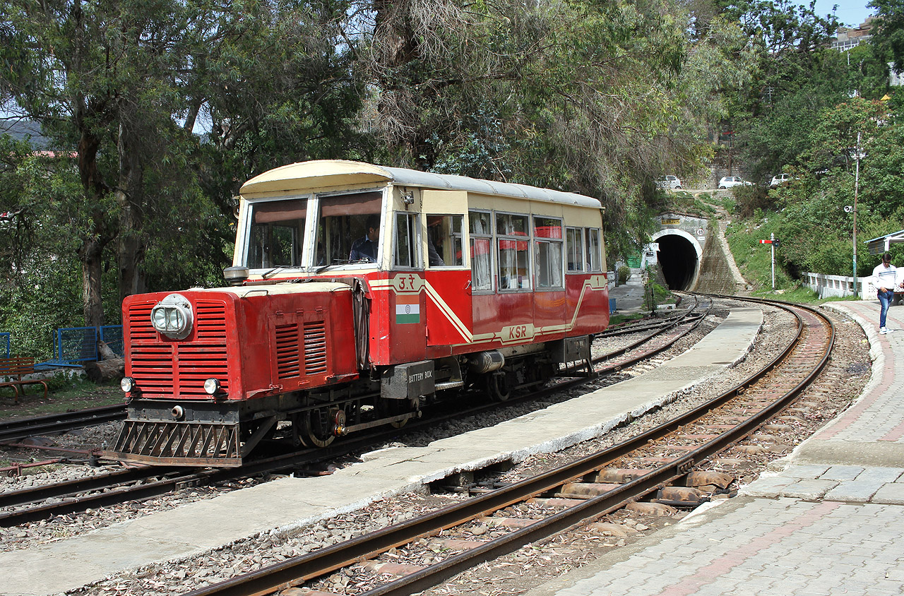 Motorový vůz ve stanici Solan na úzkorozchodné dráze Kalka–Šimla.