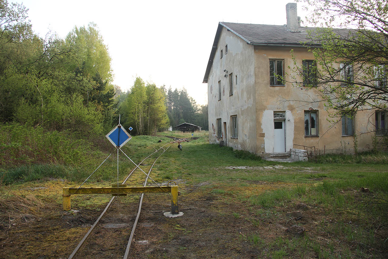Srdcem úzkorozchodky je rozsáhlá stanice Kateřina u stejnojmenné osady. Tady se potkávaly čtyři větve trati, byly zde deponovány vozy a dodnes je tu miniaturní depo.