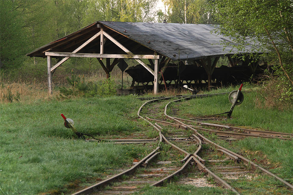 Ve stanici Kateřina se nachází také dva jednoduché přístřešky pro odstavování vozů, do kterých tak neprší a nesněží.
