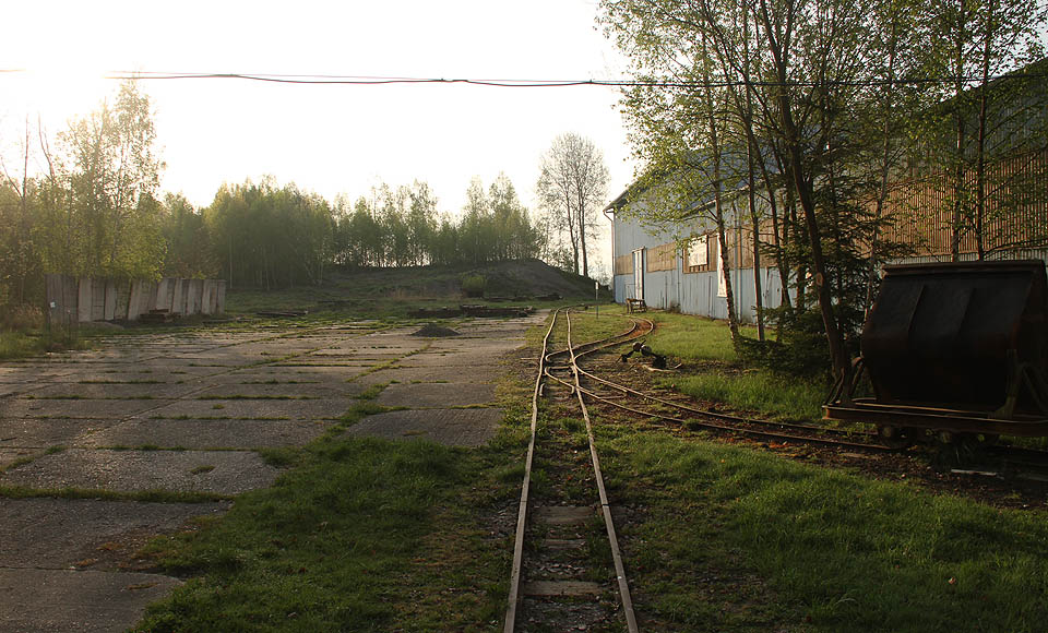 Za počátek úzkokolejky lze považovat její nejjižnější větev zasahující do oploceného areálu u <a href="/Tema/Nový Drahov (žst)">železniční stanice Nový Drahov</a> v osadě Hájek. Zde byla vybudována malá dvojkolejná stanice nazvaná Soos podle nedalekého rašeliniště.