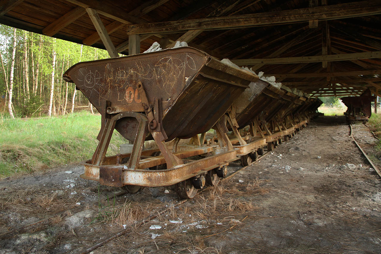Děti mohou třeba pokreslit rezavý vagónek kouskem lupku. Dospělí si můžou vyzkoušet jak náročné je ložený vozík tlačit po nerovných kolejích ručně.