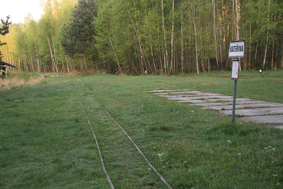 Kateřina je možná jedinou železniční stanicí v ČR s přepravou cestujících avšak bez jediného nástupiště.