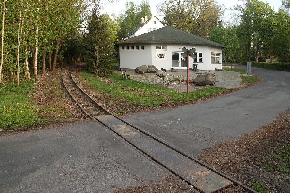 Doslova za rohem se nachází muzeum rezervace Soos, malý zoopark a geologický park. Hlavním lákadlem je však samotné rašeliniště s výrony CO<sub>2</sub>, považovanými někdy za bahenní sopky.