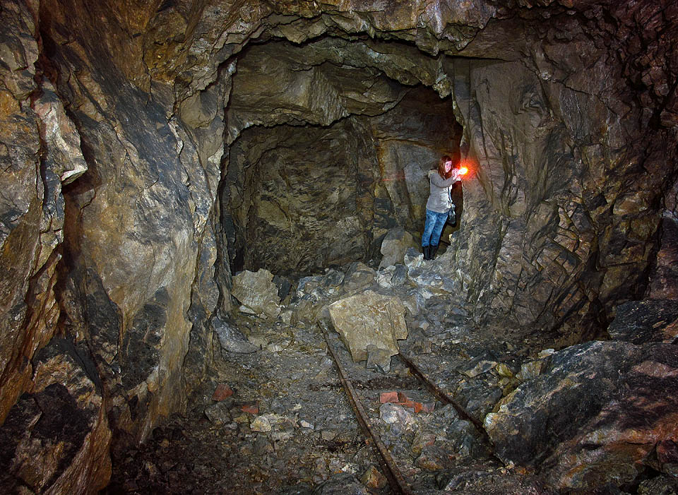 600 mm drážka procházela všemi raženými chodbami krytu.