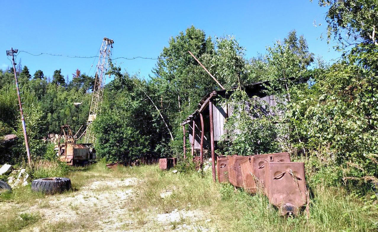 I v roce 2020 stály na posledním zbytku kolejí v lomu rezavějící důlní vozíky.