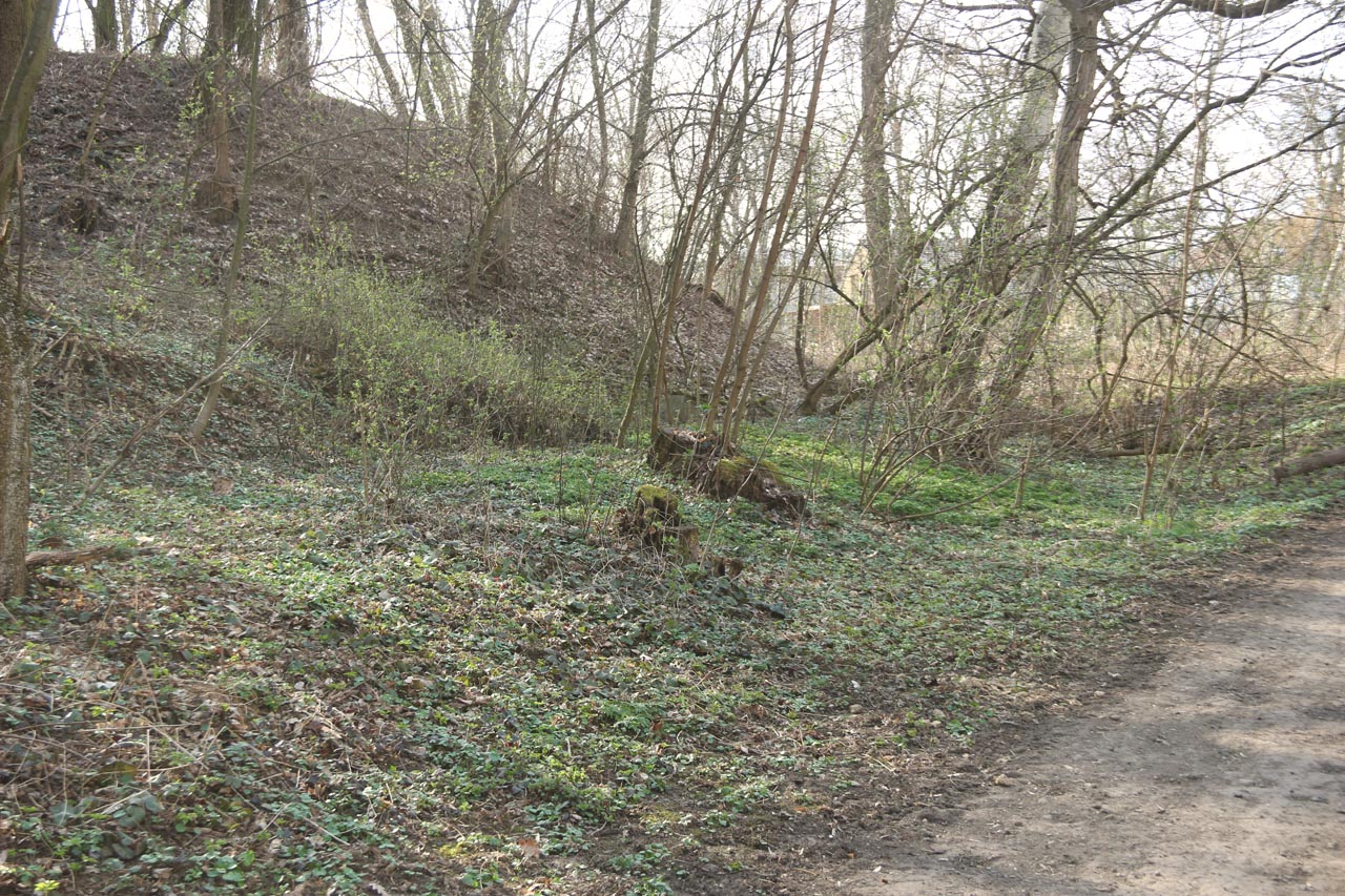 Jedním z prvních nezpochybnitelných pozůstatků po drážce je torzo náspu pod kopcem Hvozdcem, na místě odbočení cyklostezky z dnešní Družstevní ulice.