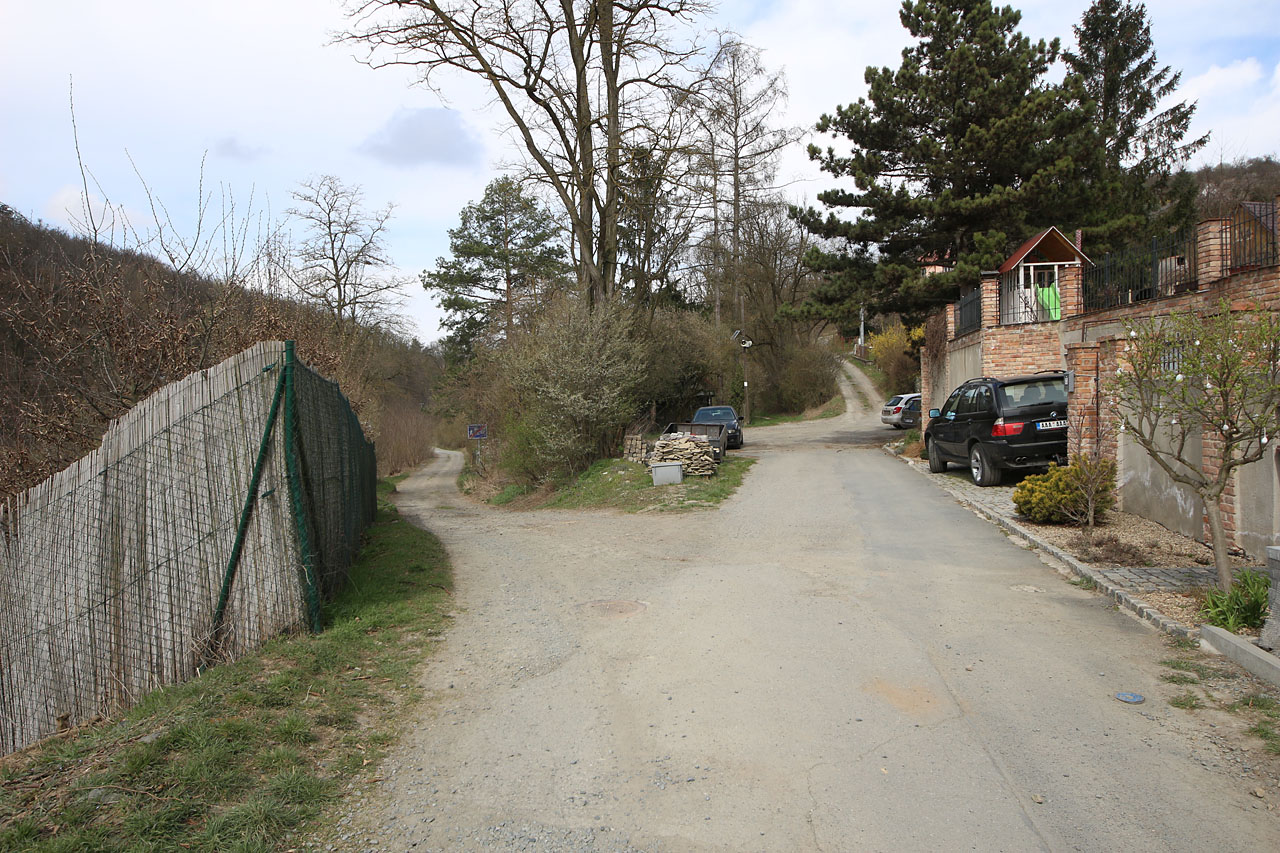 Ústřední místo drážky na konci Sportovní ulice v Želešicích. Zde bylo stanoviště s výhybkou, kde se kolej rozdvojovala na horní a dolní větev. Přesto, že tu vlaky nejezdí již 80 let, cosi tu železnici připomíná dodnes.