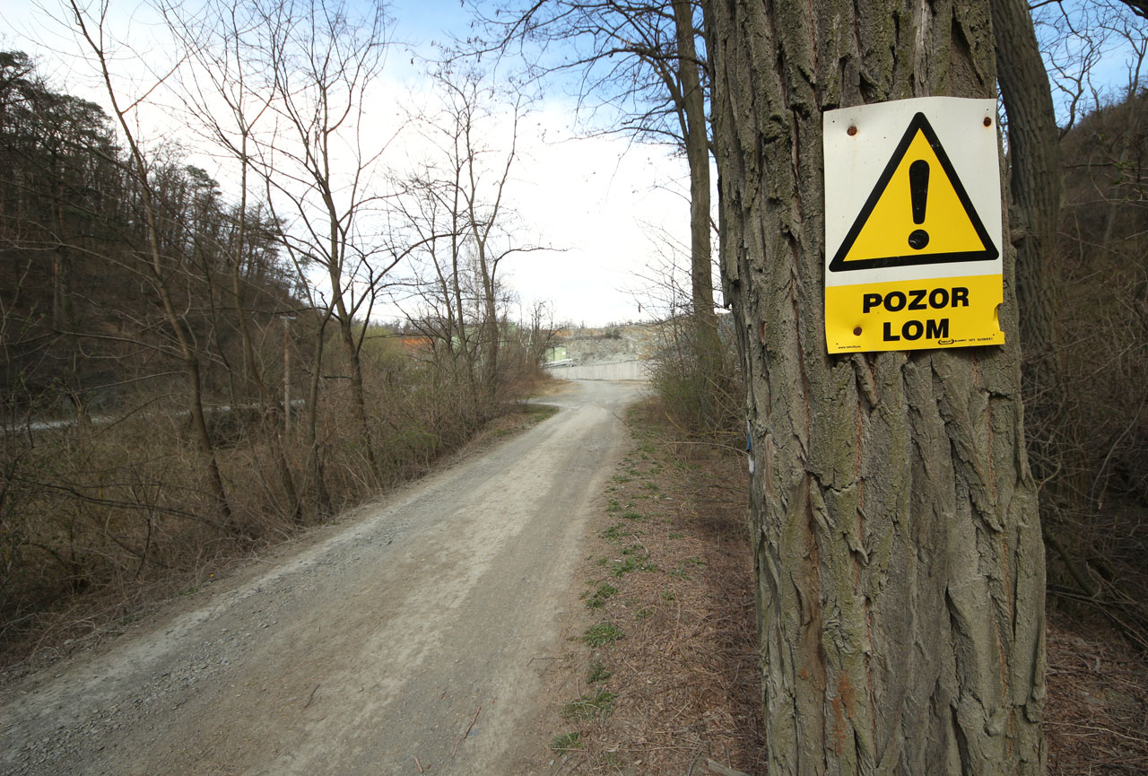 Cedulka „Pozor lom!“ stojí na místě, kde si s velkou dávkou fantazie umíme představit návěstidlo pro vlaky vjíždějící do koncové stanice na dolní části staveniště dálničního mostu.