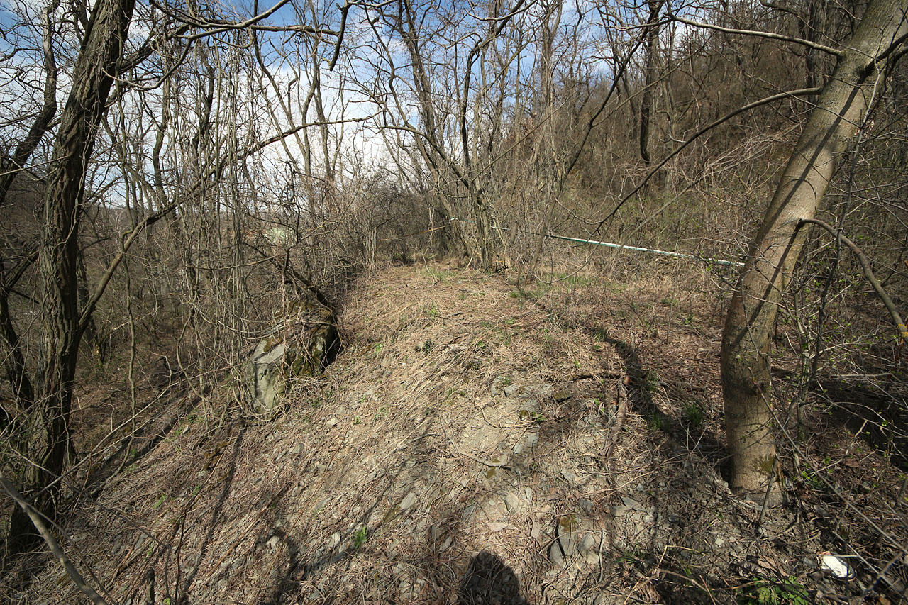 Zřejmě nejzachovalejší část dráhy lze najít v nepřístupných svazích východně od želešického lomu. Kolej tudy vedla po odřezech a náspech ve stráni, které jsou zachovalé prakticky v původním stavu.