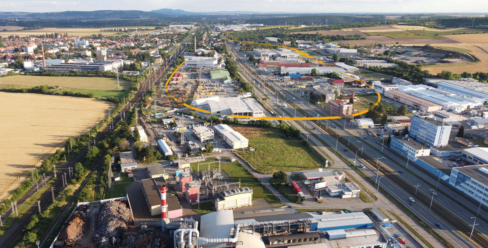 Letecký pohled (od severu k jihu) na úvodní část úzkorozchodky z Modřic do Želešic. V levé části je před areálem modřické cihelny s komínem vidět původní překladiště v těsném sousedství kolejiště <a href="/Tema/Modřice (žst)">stanice Modřice</a>, úzkokolejka pak vchází do Brna, kde vykružuje přesný oblouk a přechází přes Vídeňskou ulici a dálnici, aby se záhy obrátila o 180° a pokračovala k jihu zpět do Modřic. V tomto úseku moderní výstavba průmyslových areálů zcela pohřbila pozůstatky po drážce.