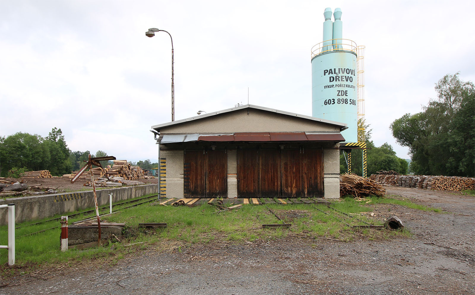 Celkový pohled na budovu katru od západu. Levými vraty prochází jedna a pravými tři úzké koleje.