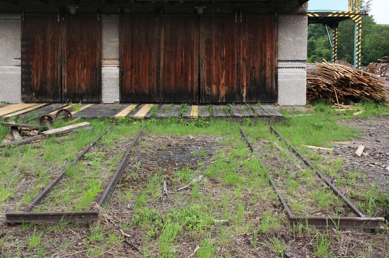 Ze trojice jižních kolejí vedou za posuvnu dvě, zakončené zarážedlem z kusu přivařené kolejnice.