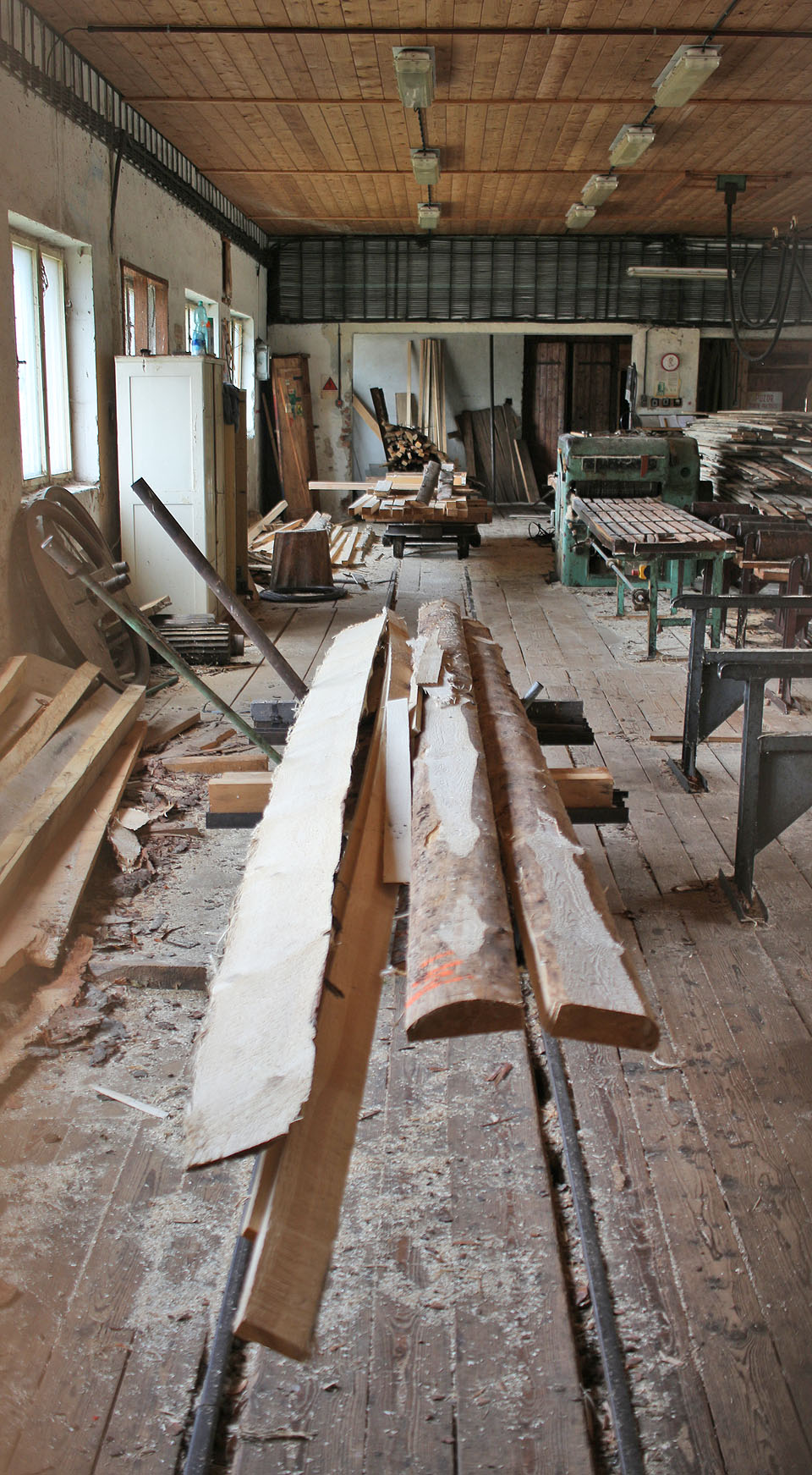 Vozidly jsou na drážce dvouosvé vozíky s rámem a humánním pohonem.