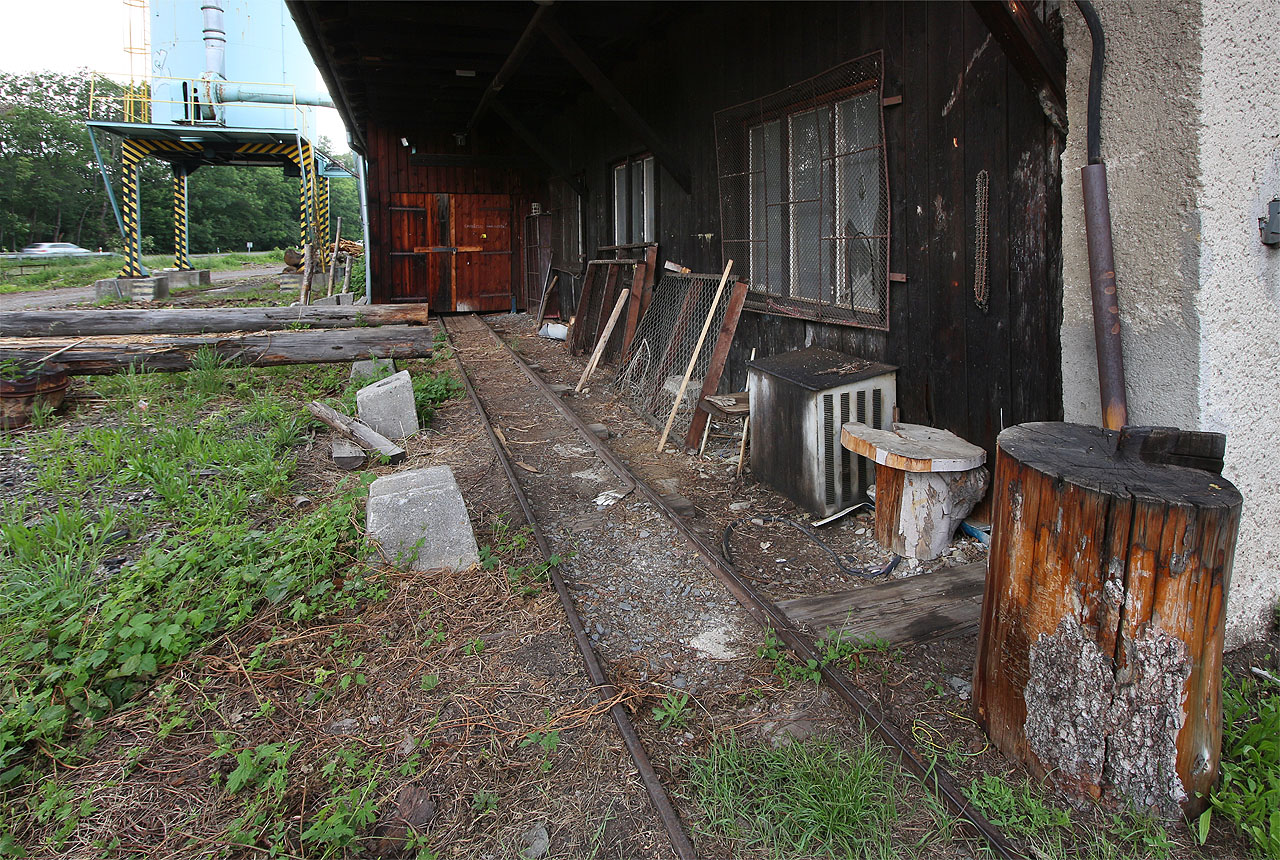 Nejjižnější kolej vybíhá do výkusu budovy a vede romantickým zákoutím pod jejími okny. Končí jen několik metrů východně od budovy.