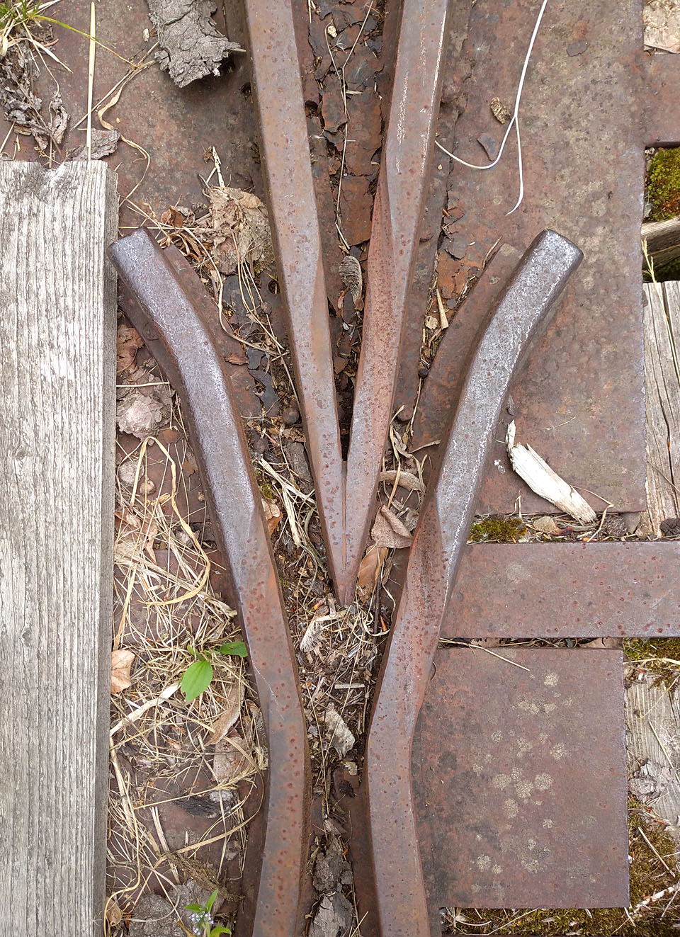 V srdcovce jediné dochované výhybky na drážce jsou jasně vidět výbrusy od tažného ocelového lana, které sloužilo k pohonu vozíků se dřevem.