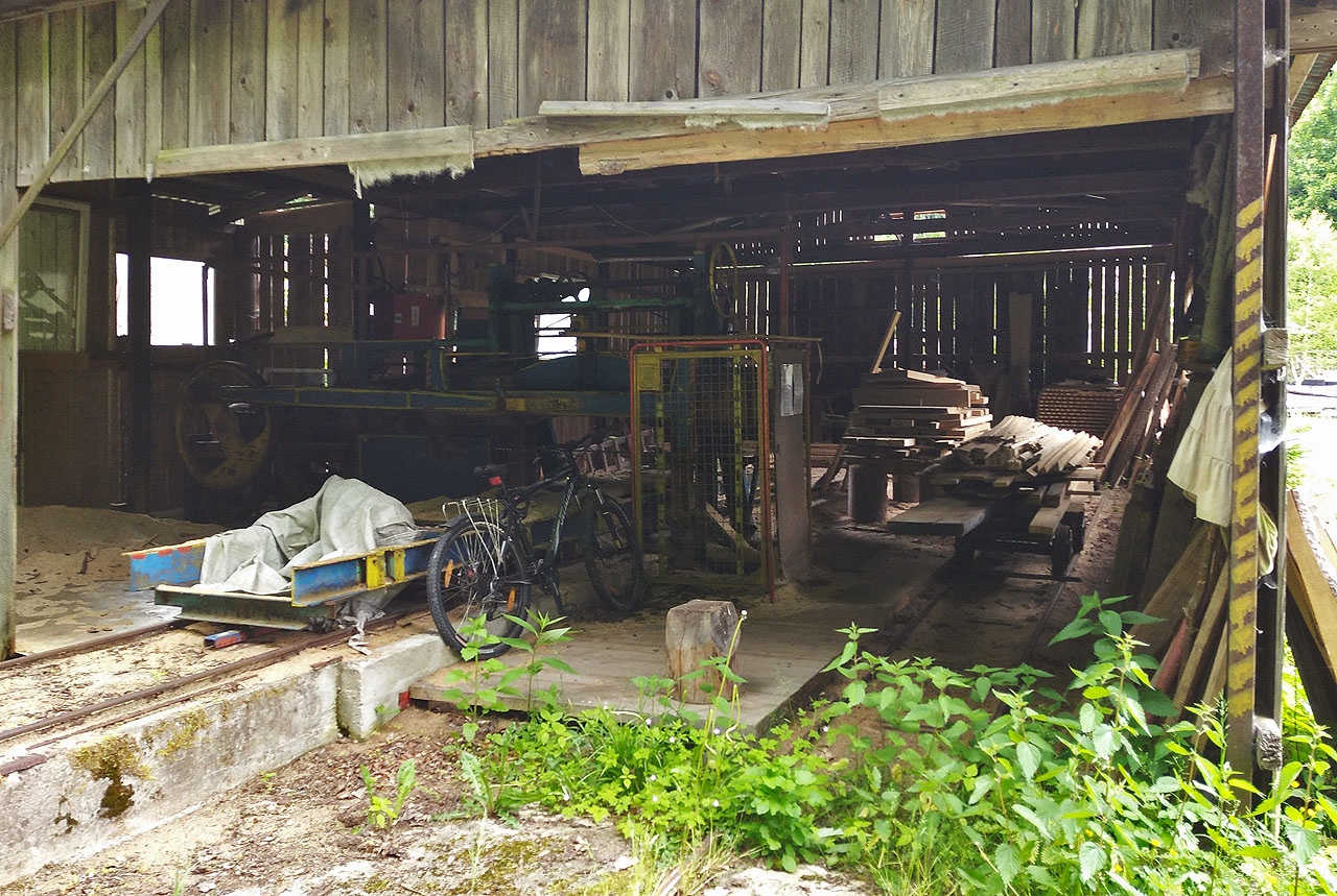 Úzké koleje se nacházejí také v budově na východní straně silnice. O jejich spojení se zbytkem systému se však autoru nepodařilo zjistit nic.
